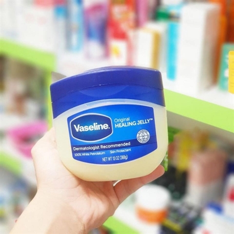 Vaseline giúp bề mặt da thêm mềm mại