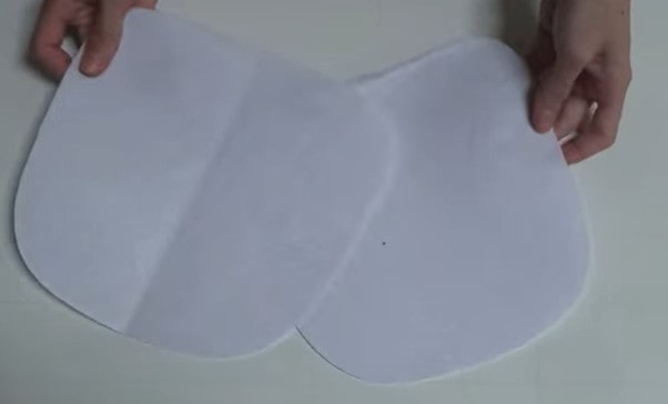 Cắt mặt trước và sau của balo từ mảnh vải trắng