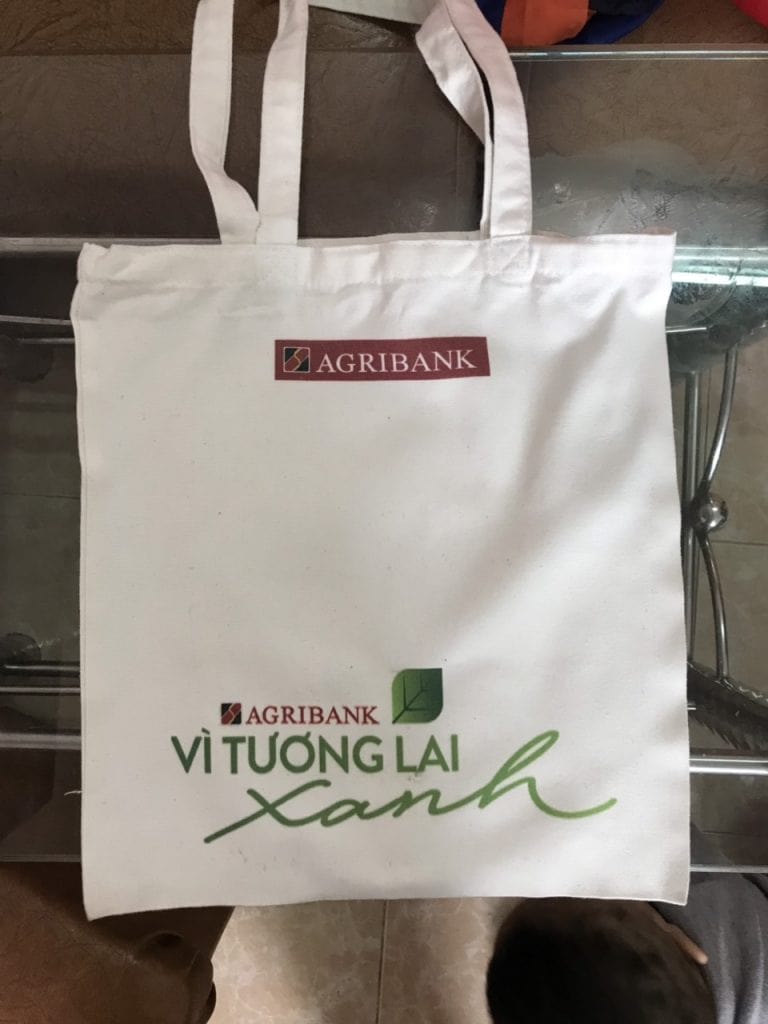 Mang nhiều thông điệp ý nghĩa, giúp túi vải canvas in slogan ngày càng được ưa chuộng hơn