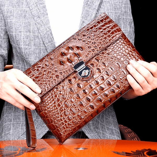 Túi xách yêu thích là Clutch cầm tay