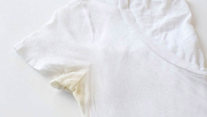 12 Cách tẩy vết ố vàng trên áo trắng cực đơn giản, dễ làm