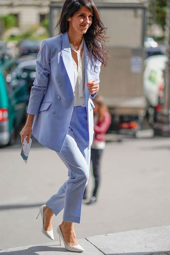 Suit nữ pastel mix cùng giày cao gót trắng
