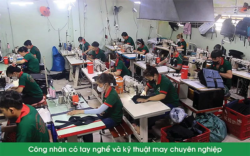 công nhân Hợp Phát có tay nghề và kỹ thuật may balo dây rút chuyên nghiệp