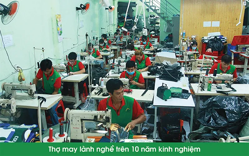 thợ may lành nghề xưởng may balo Anh Văn Hợp Phát