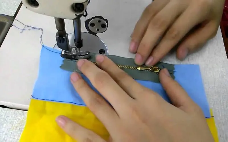 May viền elastic quanh miệng túi May viền elastic quanh miệng túi