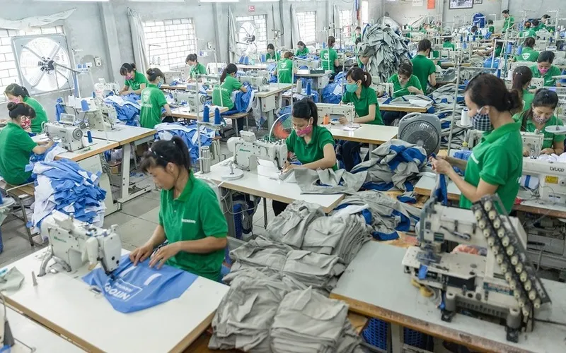 Giá May Cặp Theo Yêu Cầu - Báo Giá Chi Tiết 2025 Xưởng May Gia Công
