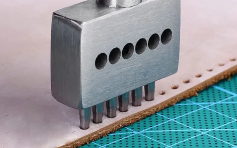 Bước 2: Đục lỗ