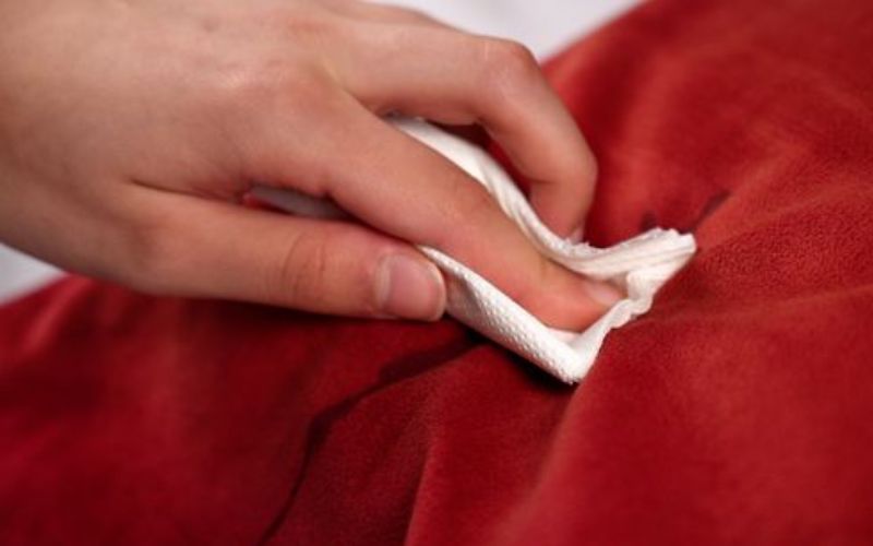 Chà xát nhẹ vải may bằng giấy ẩm