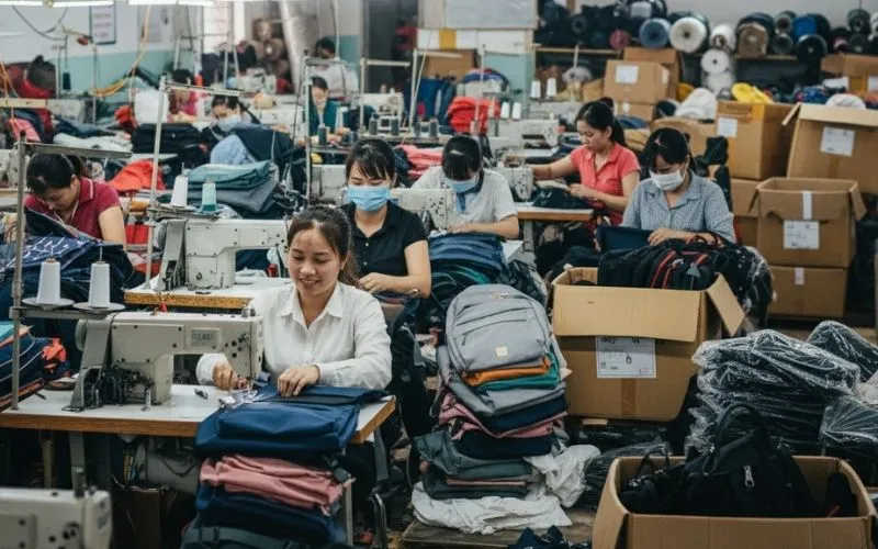 Lương Thợ May Balo Túi Xách 2025: Mức Thu Nhập & Cơ Hội Lương thợ may balo túi xách tại TPHCM