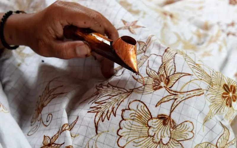 7 Cách Nhuộm Màu Túi Vải Đay Siêu Dễ Tại Nhà Phương Pháp Nhuộm Batik Truyền Thống