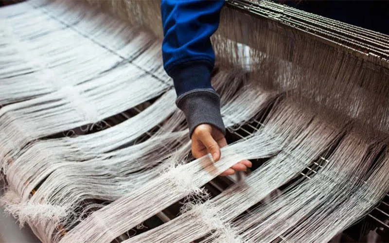 Tách sợi đay để may túi vải đay Tách sợi đay để may túi vải đay