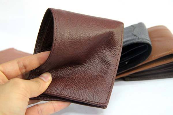 Authentic leather men's designer wallets through product material
