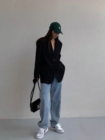 Basic styling for casual style with blue denim pants Basic styling for casual style with blue denim pants