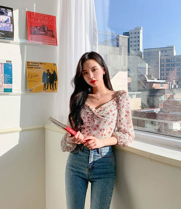 Checkered blouse with dynamic jeans