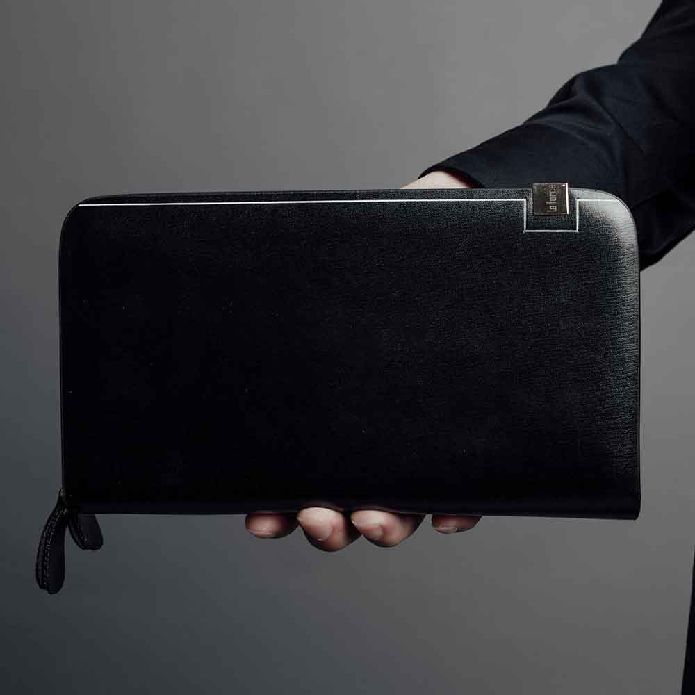 Choosing premium men's leather wallet made from leather material