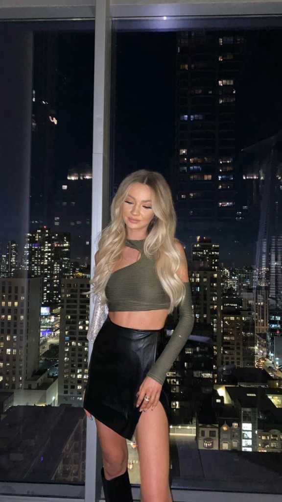 Cut-out top paired with seductive slit skirt Cut-out top paired with seductive slit skirt
