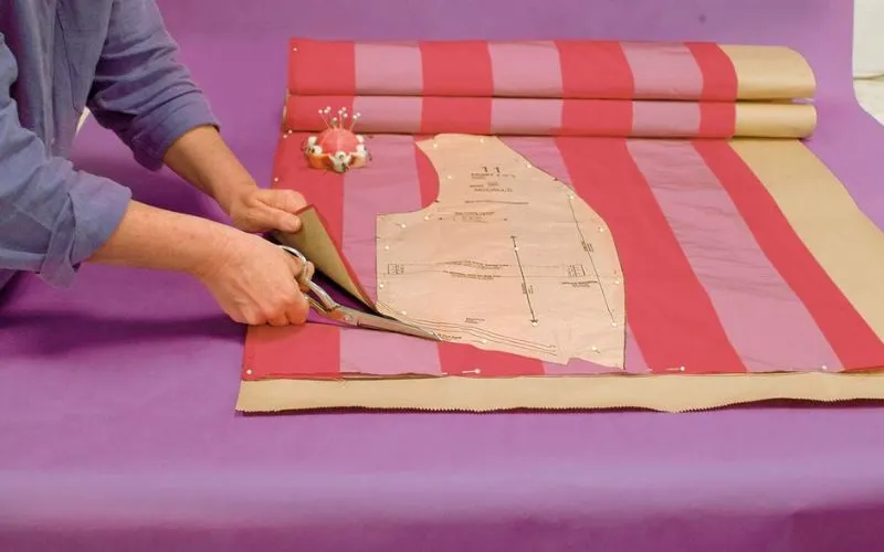 Cutting Fabric According to Design Pattern