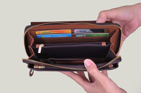 do not put too many items in men's fashion clutch wallet
