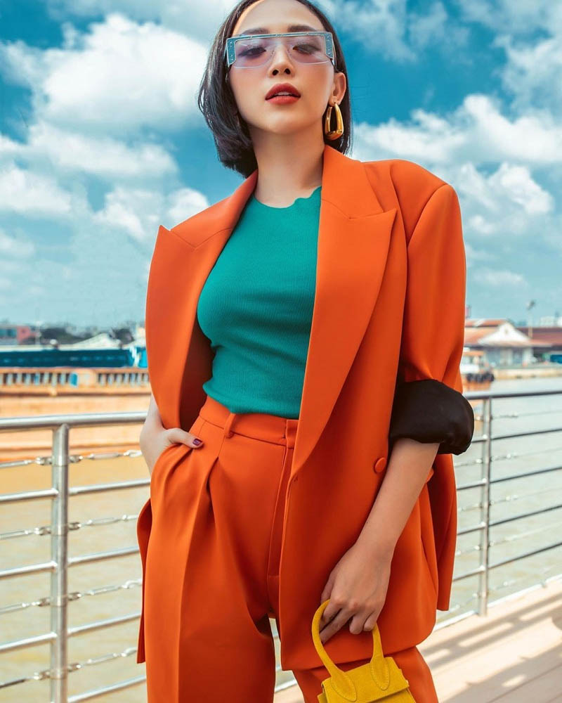 Don't choose outfits with overly prominent colors