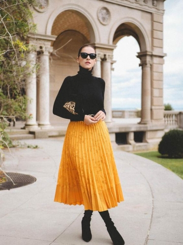 Extremely elegant outfit style with golden yellow pleated skirt Extremely elegant outfit style with golden yellow pleated skirt