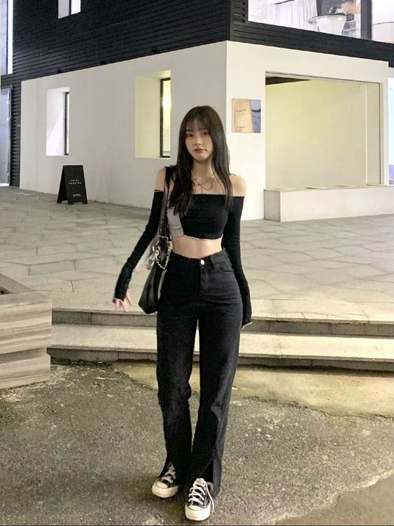 First time going to a bar what to wear - Try wide-leg jeans and off-shoulder crop top right away First time going to a bar what to wear - Try wide-leg jeans and off-shoulder crop top right away