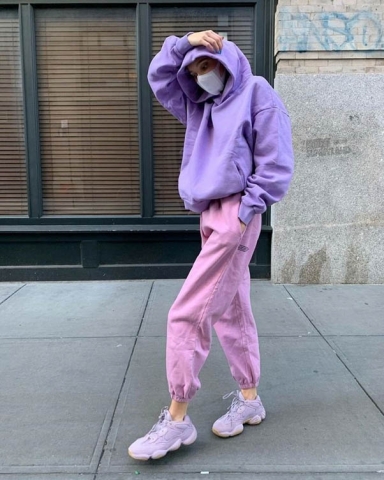 Harmonious color pairing between light pink items and indigo