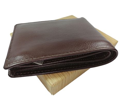 Identify authentic imported men's designer wallets through leather scent
