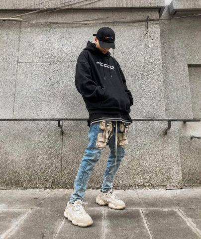 Men's black hoodie outfit styling methods