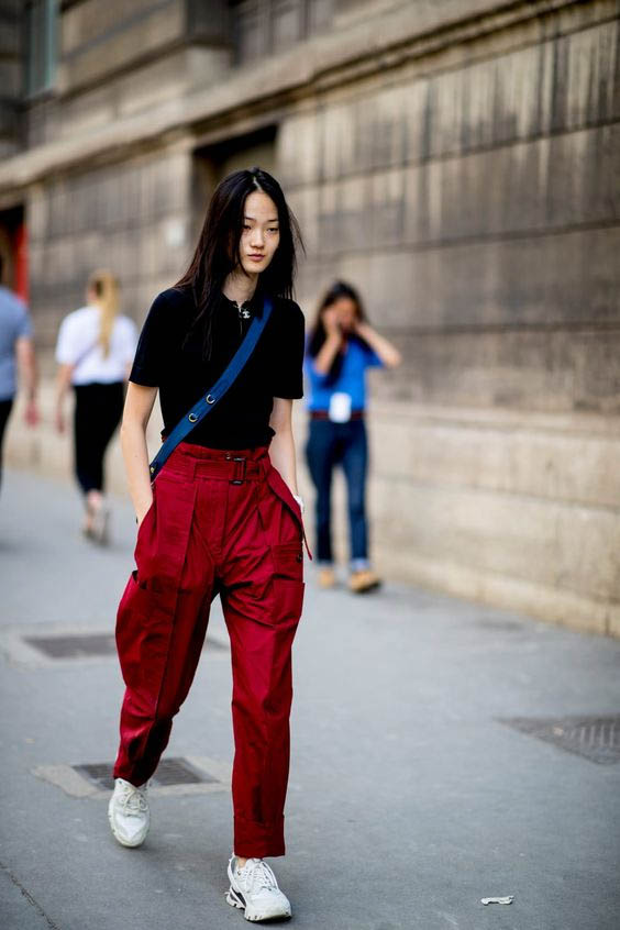 Mix outfits with wide-leg pants and solid t-shirt with healthy sneakers

