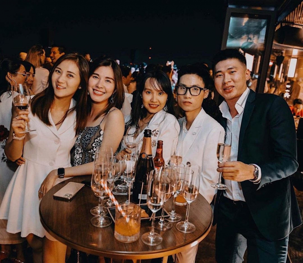 Mix outfits with your group of friends when going to bars Mix outfits with your group of friends when going to bars