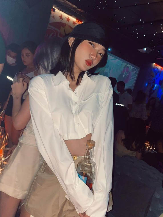 Most ideal outfit for girls going to bars for the first time Most ideal outfit for girls going to bars for the first time