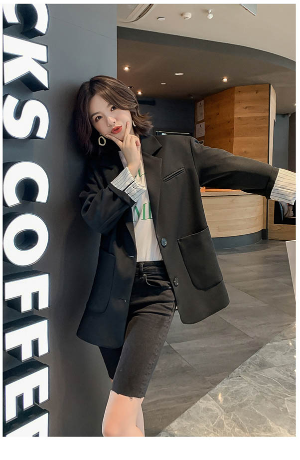 Neat and elegant when pairing t-shirt with blazer