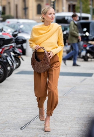 Simple outfit coordination with solid colored items and accessories Simple outfit coordination with solid colored items and accessories