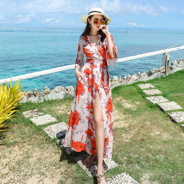 Slit skirt used when going to the beach Slit skirt used when going to the beach