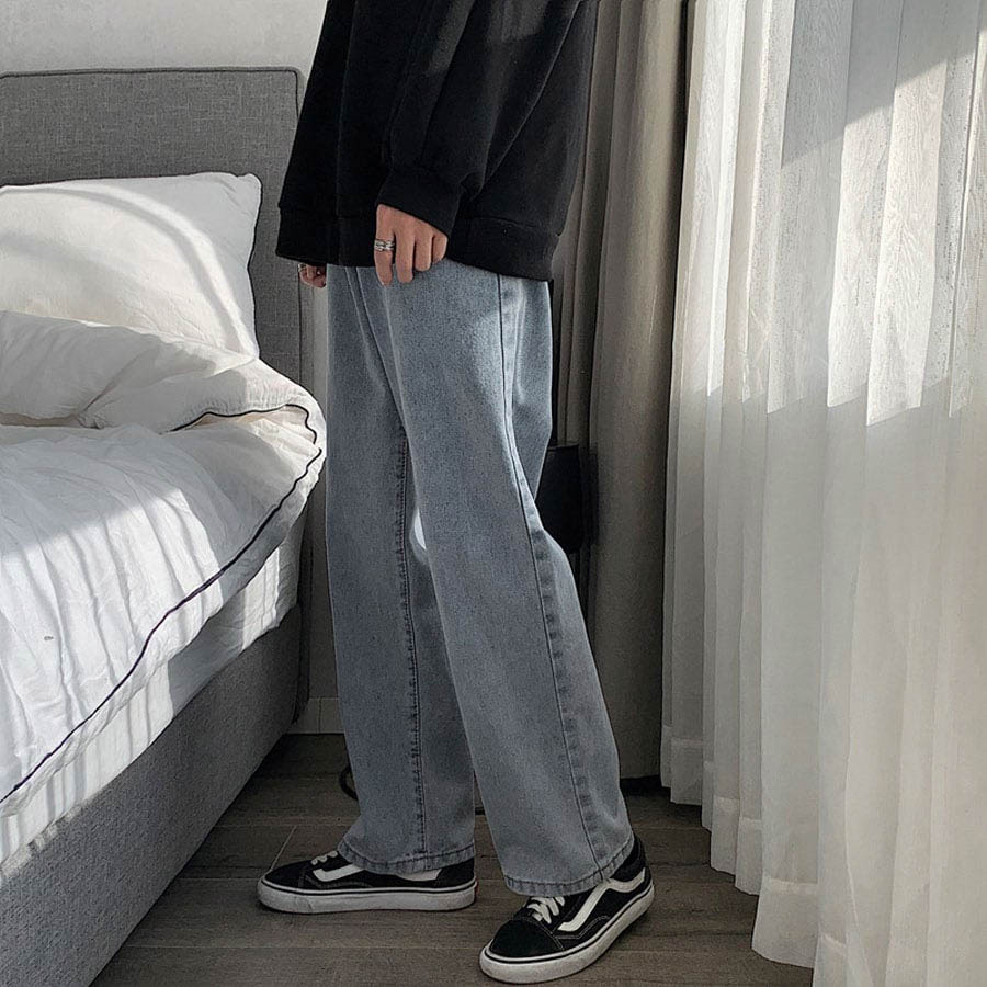 Sneakers used flexibly with wide-leg pants
