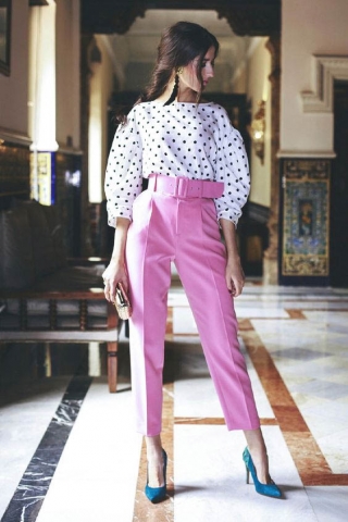Strong retro outfit pairing with pink and polka dot pattern