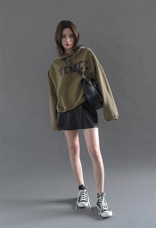 Styling outfits with black leather skirt