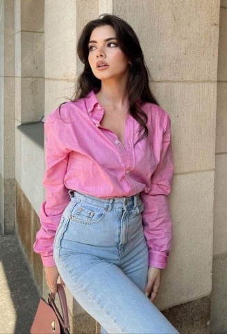 Tucking in shirt with high-waisted blue jeans is always an ideal choice