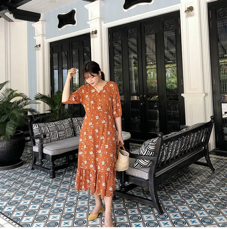 Using midi flared skirt to wear when going to the beach Using midi flared skirt to wear when going to the beach
