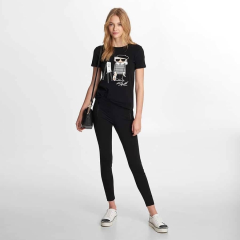 What color top to pair with black women's jeans