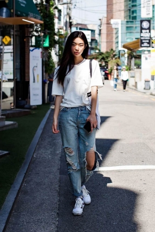 White t-shirt jeans sneakers never out of style outfit