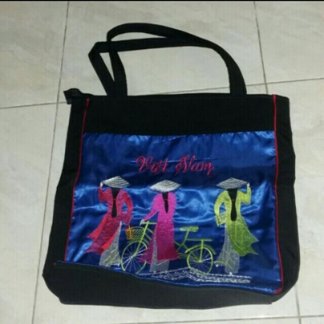 Canvas bag printed with Vietnamese landmarks promoting the Vietnamese brand