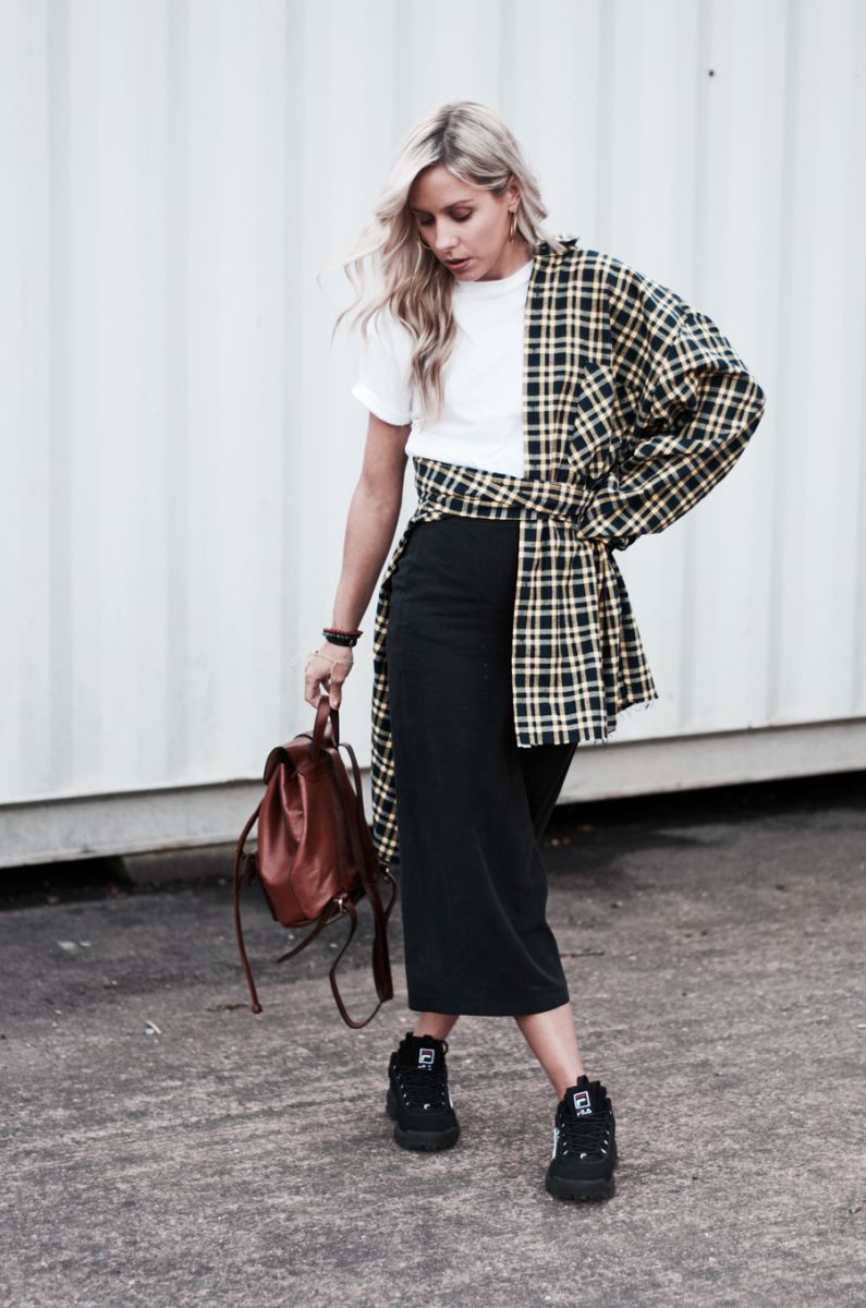Cardigan and plaid skirt with a fresh and cute backpack