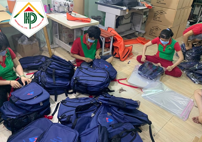 Packaging process for Son Ha gift backpack product Packaging process for Son Ha gift backpack product