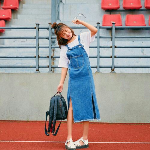 Pinafore dress with a backpack look like a true fashionista