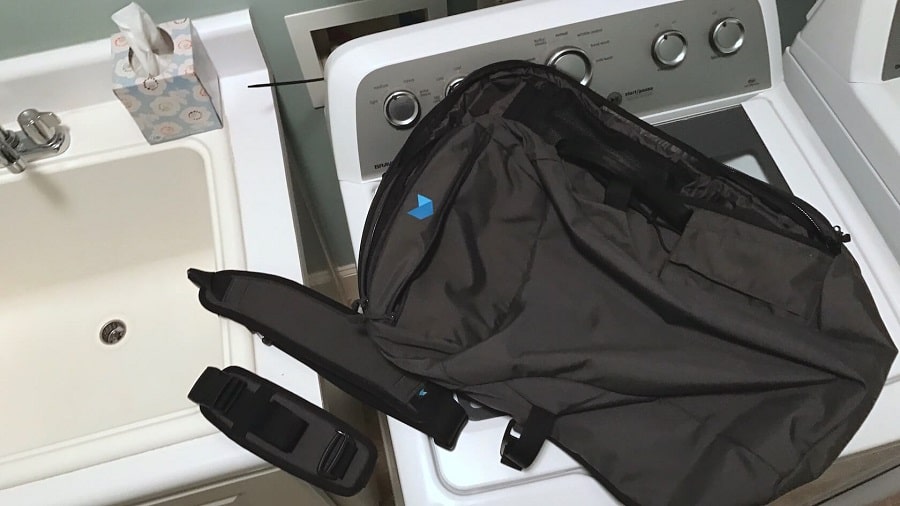 Read care instructions carefully before washing the bag Read care instructions carefully before washing the bag