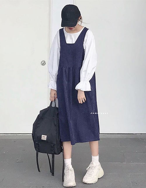 Wearing a straight dress with a dark backpack makes you look more gentle