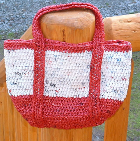 weaving-a-stylish-tote-bag-from-nylon-bags