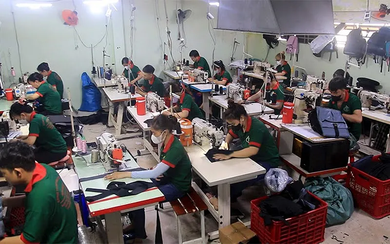 Export Laptop Backpack Manufacturing Workshop: Hop Phat – Vietnam's Trusted B2B Production Partner Export Laptop Backpack Manufacturing Workshop