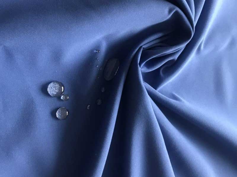 Vải Polyester Nguyên Sinh Là Gì? Vì Sao Các Xưởng May Balo Hàng Đầu Ưu Tiên Sử Dụng?